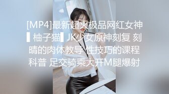 《监控破解》眼镜哥带着漂亮的女友酒店开房鸡巴不行就用按摩棒玩女友的B